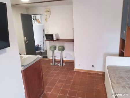 vente deux studios un environ 15m et l'autre 20m loué 850 dans le 5e prix 85000