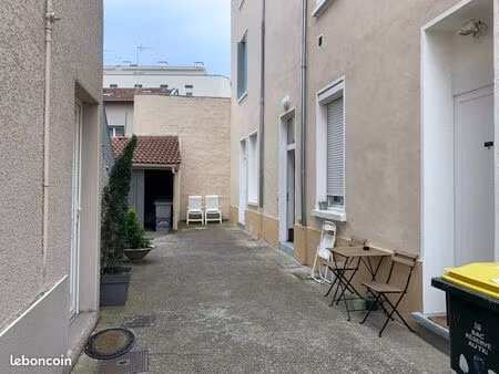 f2 - 29m2 - villeurbanne - rez de chaussé - petite résidence familiale -
