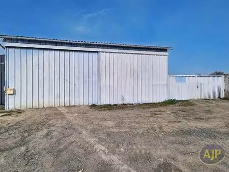 vente bureaux et commerces à montaigu (85600) : à vendre / 100m² montaigu