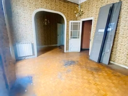 13006 apparemment type 3/4 à rénover