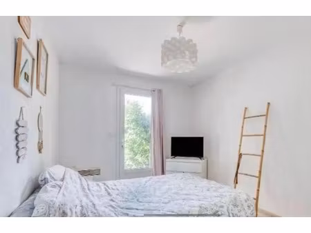 location maison aux églisottes-et-chalaures (33230) : à louer / 45m² les églisottes-et-cha