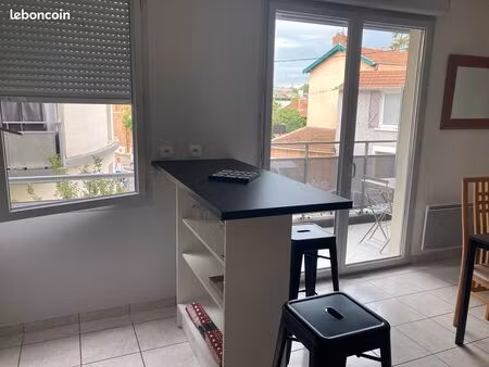 appartement meublé type 3 avec place de stationnement en intérieur
