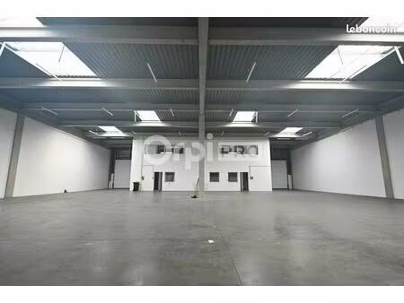 local d'activité 889 m²