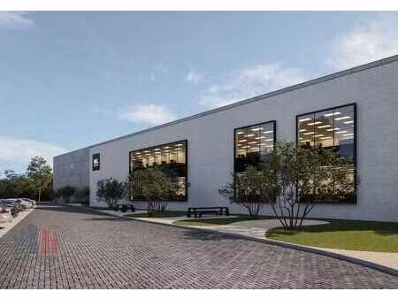 1.455 m² d'entrepôt avec 299 m² de mezzanine à louer