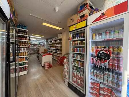 rez-de-chaussée commercial idéalement situé !!