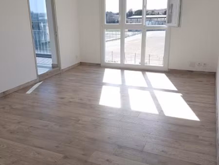 location - appartement t2 de 47 m2 avec loggias  parking pri