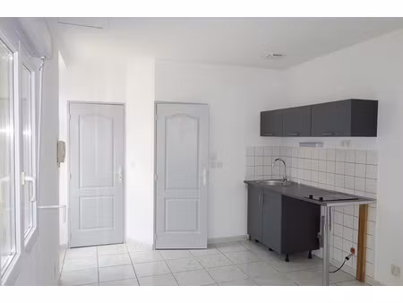 location - studio de 20 m2 en rdc d'un immeuble de ville ave