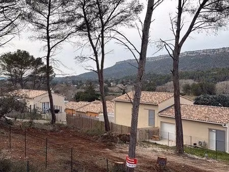 terrain de 701 m² constructible en rousset