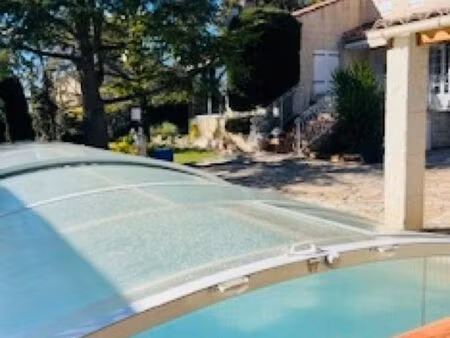 maison dans lotissement résidentiel