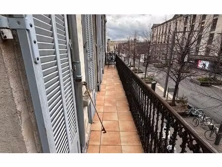 location appartement  m² t-3 à avignon  850 €