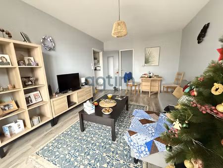 centre-ville montaigu  au 2e avec ascenseur  t3  49 m2 habit