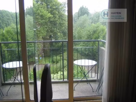 studio met terras en parking te koop