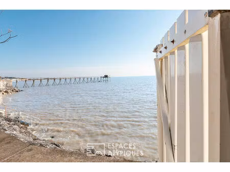 vue et accès mer pour cette propriété familiale aux volumes généreux