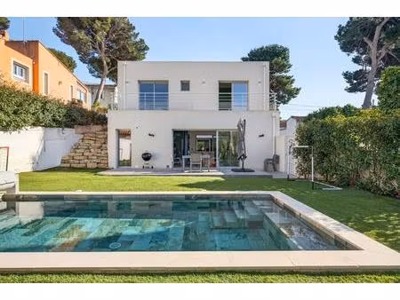 maison d'architecte contemporaine avec piscine et patio