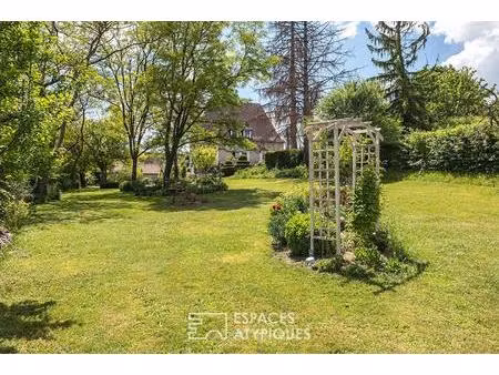 maison de maître avec vue dominante  un écrin d'histoire et de caractère