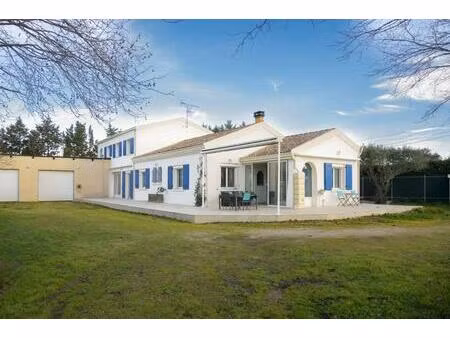 maison de 198m² - garages et stockages sur 3.4 h de terrain