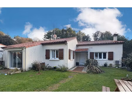 propriété rénovée avec clim  terrasse  annexe  spa et sauna plage à 400 m