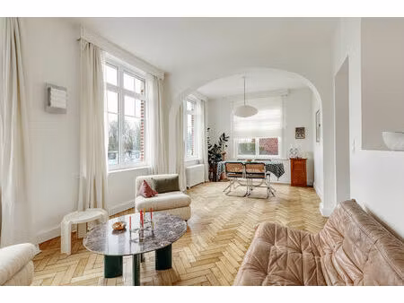 maison élégamment rénovée avec terrasse et jardin