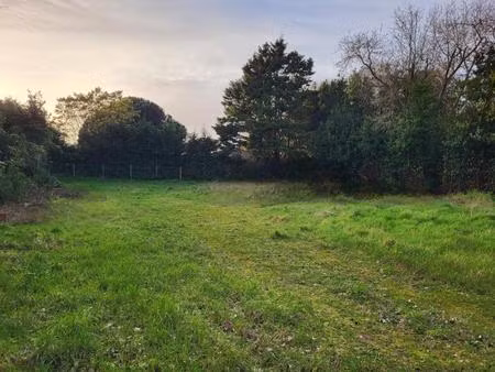 terrain constructible de 768m²