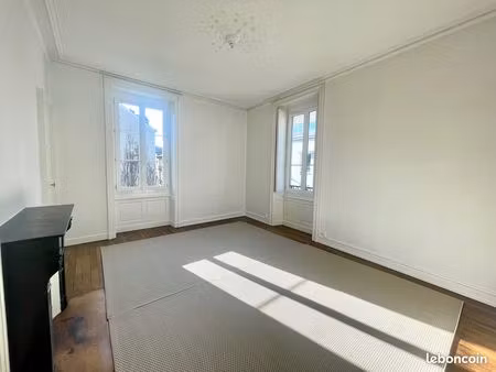 t3 80 m² : le charme de l’ancien - quartier sully/st-clément – parking proposé