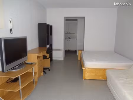 f1 bis 28 m2   tout équipé et meublé à bourg