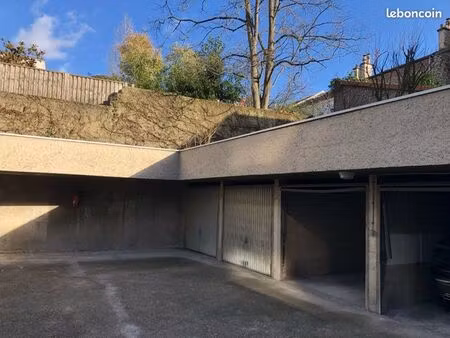 box de 9m2 pour véhicule ou stockage