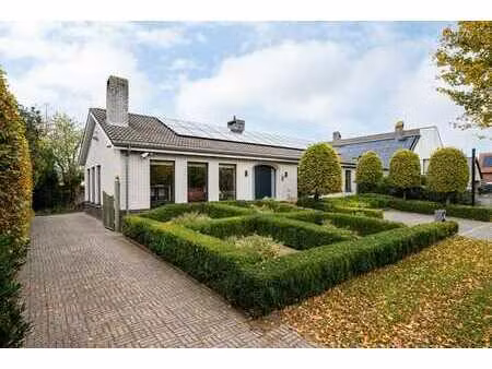 kwalitatief afgewerkte woning met praktijkruimte en uitzo...