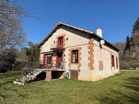 nanteuil-en-vallée : propriété avec gîte rare sur le