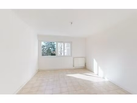 location appartement  m² t-3 à décines-charpieu  858 €