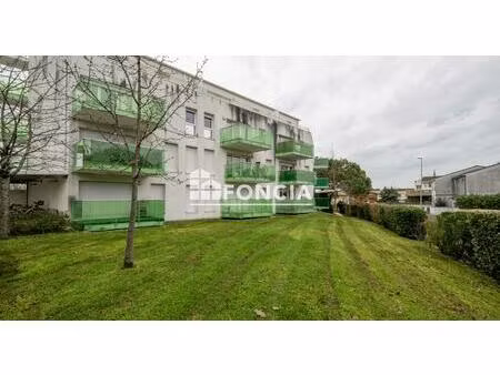 t2 en étage avec balcon et parking