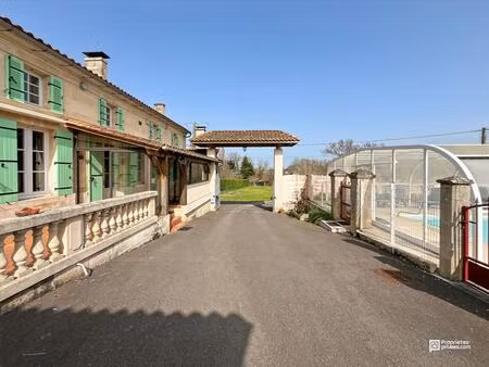 maison avec piscine  spa et dépendances sur 6340 m² à vendre à berson proche blaye
