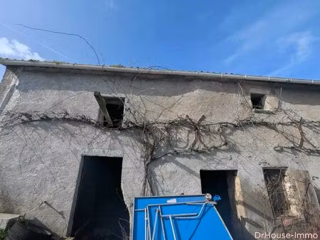 bâtisse en pierre à rénover.