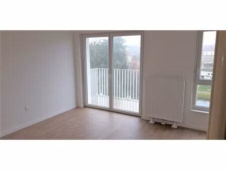 t2 avec balcon et parking à valenciennes