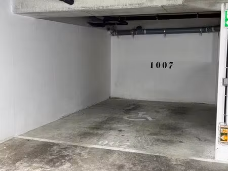 place de parking 17 m²