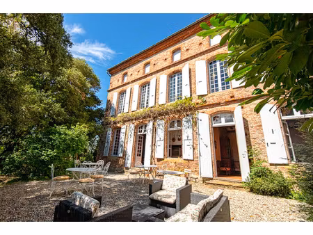 chateau de famille du 17e siècle en très bon état à vendre à