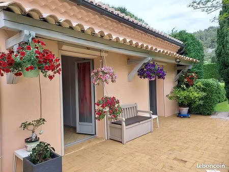 maison d’une surface habitable de 140 m2 environ sur vide sanitaire sur terrain de 2800 m2