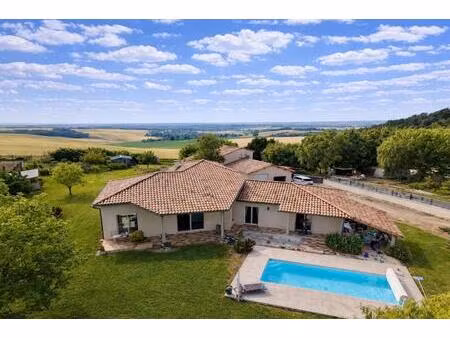 maison de 5 pièces de 165 m² située à caubiac