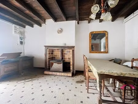 maison mitoyenne en pierre située à la campagne