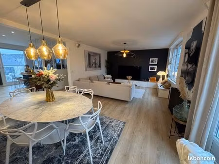 location maison grande maison de ville avec piscine