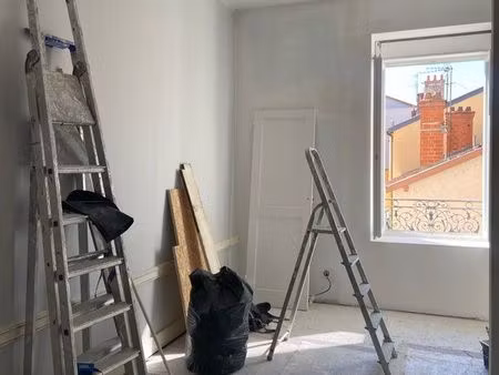 t2 avec alcôve  rénové - entre métro flachet et cusset