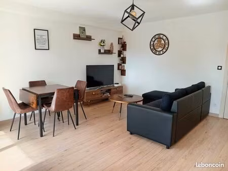 t2 meublé lumineux  calme avec piscine