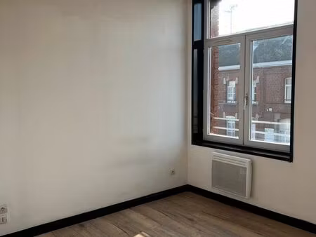 ? appartement de 31 m² à louer chambre côté cour proche belgique