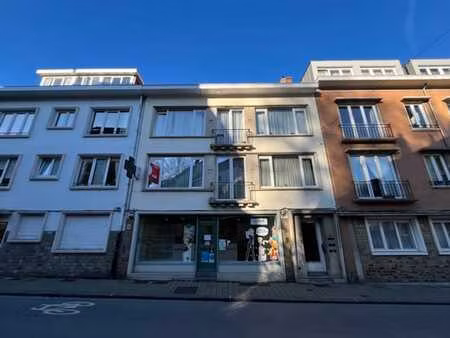 watermael-boitsfort : espace commercial avec annexe et cours