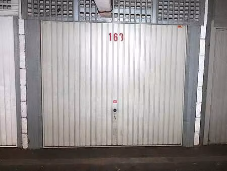 garage box fermé au sous-sol d'un immeuble à appartements.