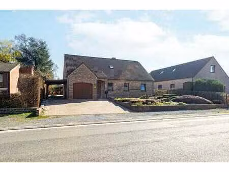 villa 4 chambres avec garage  grand terrain et parkings!