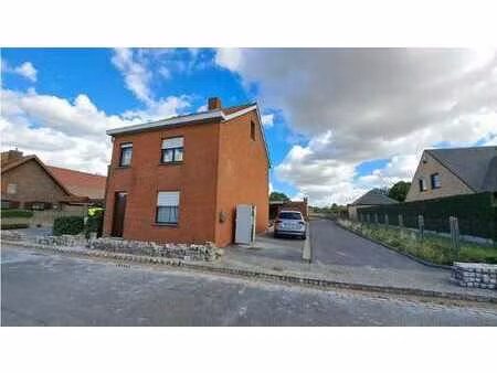 vrijstaande woning met 4 slaapkamers en dubbele garage te...