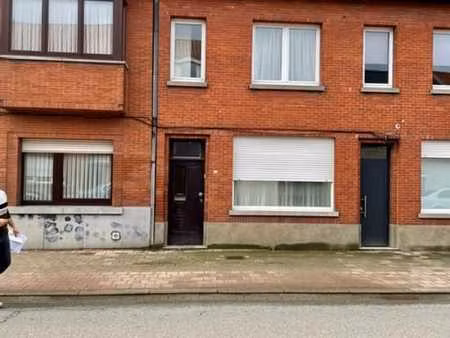 maison avec 3 ch.à.c.  grand jardin et accès latéral