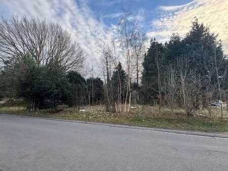 terrain à bâtir de 32 ares - 48 m de façade!