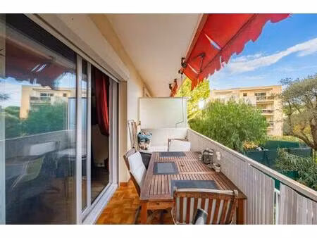 charmant 2 pièces traversant à antibes