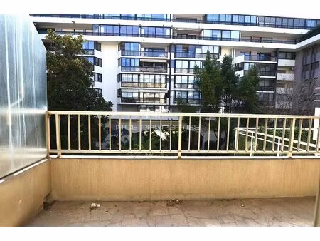 cannes banane  2 pièces  terrasse  balcon  parking  à rénover